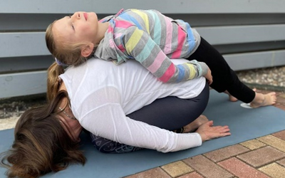 Foto: Mutter und Kind beim Yoga