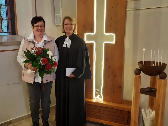 Foto der Kirchenkabarettistin Ulrike Böhmer und unserer Pfarrerin